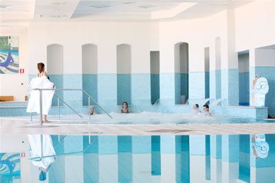 Swimming pool, Ceiling, Azure, Aqua, Column, Hall, Leisure centre, Tile, 