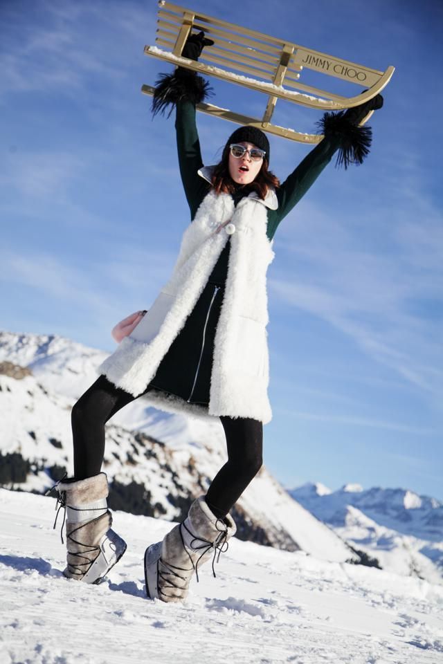 Winter, Trousers, Snow, People in nature, Knee, Slope, Jacket, Street fashion, Black hair, Freezing, 
