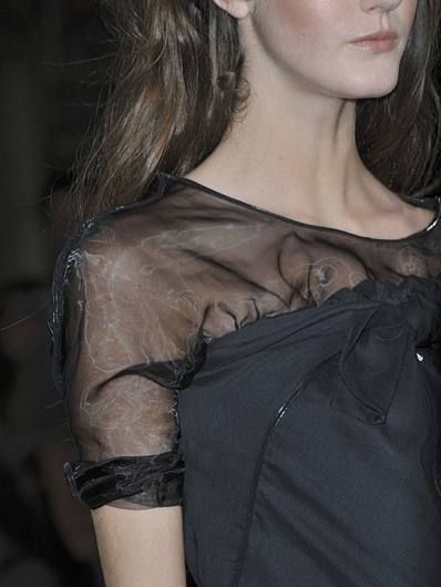 Hairstyle, Shoulder, Joint, Fashion, Neck, Street fashion, Mannequin, Earrings, Fashion design, Body jewelry, 