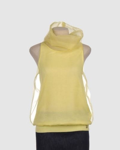 Yellow, Sleeve, Shoulder, Standing, Joint, Personal protective equipment, Black, Beige, Waist, Back, 