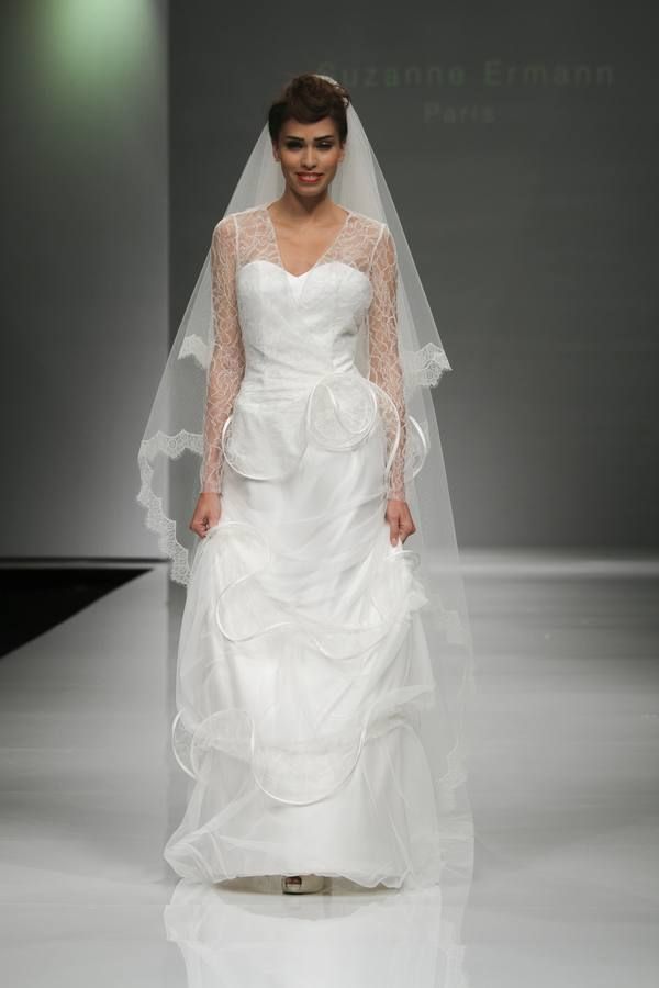 Sleeve, Bridal clothing, Bridal veil, Shoulder, Dress, Joint, White, Veil, Wedding dress, Gown, 