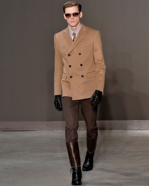 Clothing, Brown, Sleeve, Collar, Human body, Shoulder, Coat, Joint, Outerwear, Fashion show, 