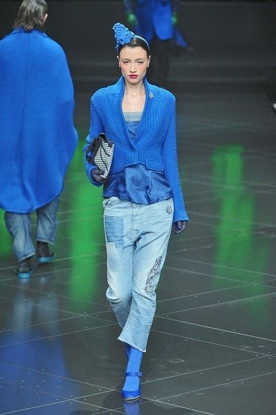 Blue, Sleeve, Denim, Textile, Outerwear, Electric blue, Style, Street fashion, Majorelle blue, Cobalt blue, 