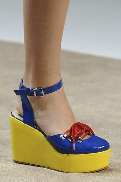 Footwear, Blue, Yellow, Human leg, Joint, Toe, Style, Sandal, Tan, Electric blue, 