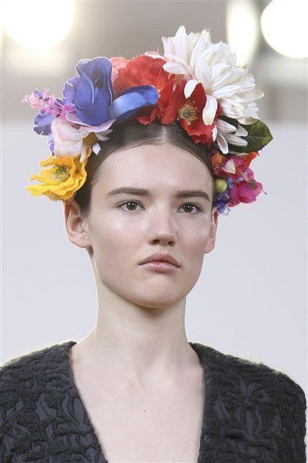 Chin, Hair accessory, Flower, Petal, Style, Headgear, Headpiece, Fashion, Colorfulness, Cut flowers, 