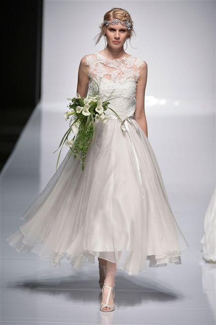 Dress, Shoe, Shoulder, Bridal clothing, Textile, Joint, White, Formal wear, One-piece garment, Petal, 