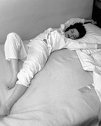 Comfort, Room, Bedding, Linens, Bed, Bed sheet, Bedroom, Knee, Black-and-white, Blanket, 