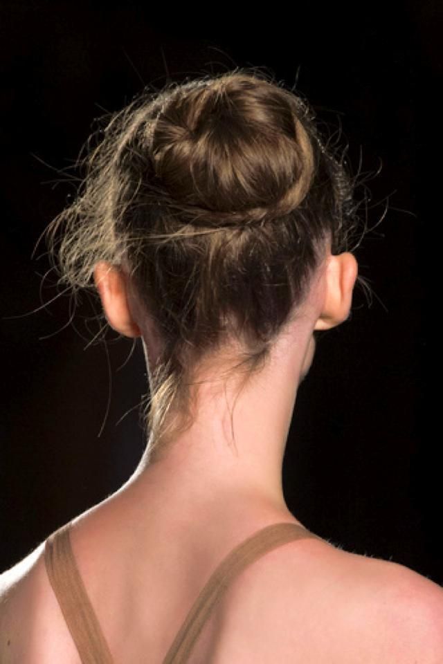Hair, Ear, Hairstyle, Shoulder, Joint, Mammal, Back, Style, Neck, Beauty, 