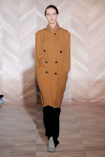 Brown, Sleeve, Shoulder, Joint, Standing, Style, Fashion model, Fashion, Neck, Fashion show, 