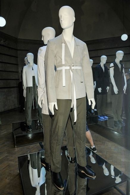 Standing, Mannequin, Sculpture, Suit trousers, Blazer, Fashion design, Pocket, Statue, Display window, Baggage, 