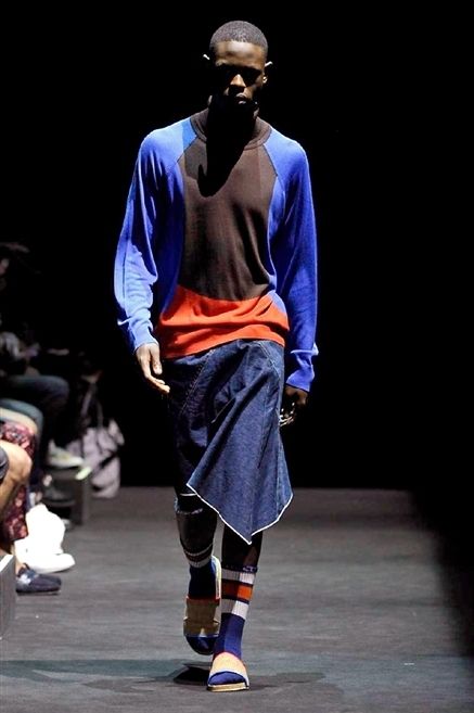 Shoulder, Fashion show, Joint, Outerwear, Style, Runway, Knee, Street fashion, Fashion, Electric blue, 