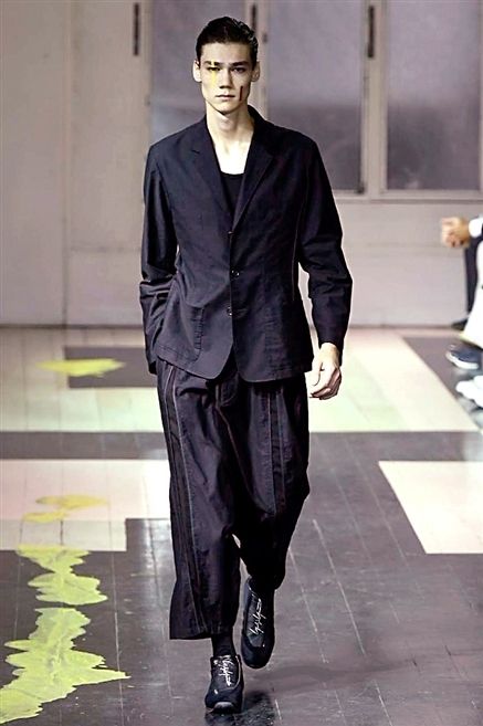 Outerwear, Style, Formal wear, Collar, Fashion show, Fashion model, Fashion, Runway, Street fashion, Blazer, 