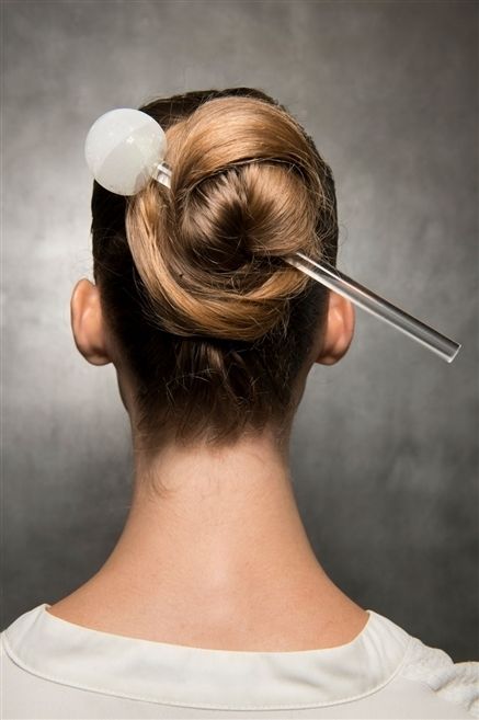 Hair, Ear, Hairstyle, Forehead, Shoulder, Style, Temple, Neck, Back, Hair accessory, 