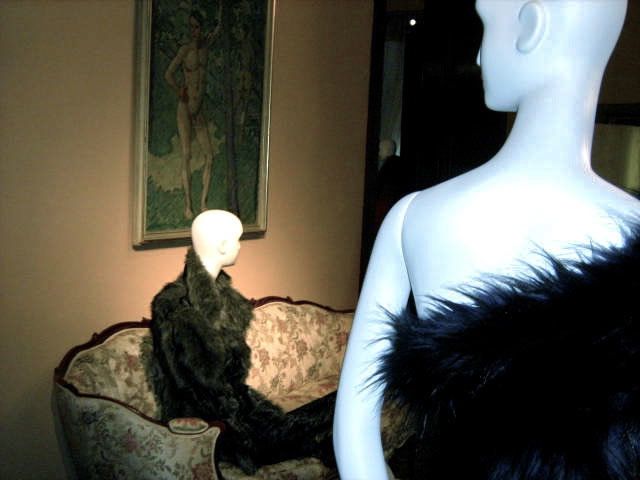 Mannequin, Fur, Back, Picture frame, Natural material, Sculpture, Living room, 