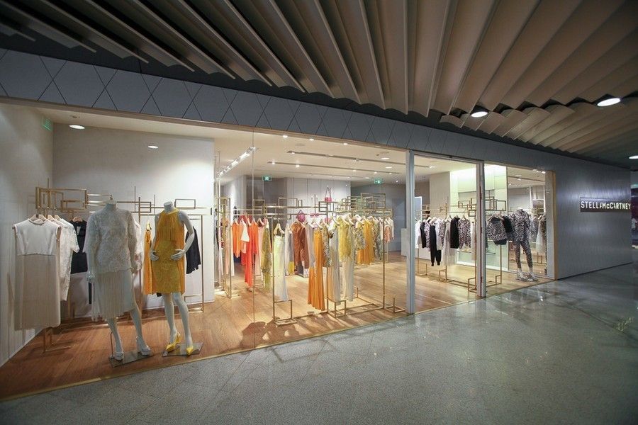 Ceiling, Retail, Outlet store, Display window, Clothes hanger, Boutique, Mannequin, Collection, Light fixture, Fashion design, 