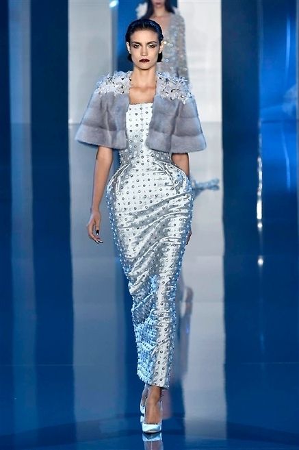 Blue, Fashion show, Shoulder, Joint, Runway, Style, Jewellery, Waist, Fashion model, Electric blue, 