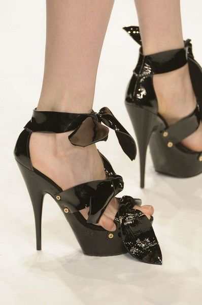 Footwear, High heels, Sandal, Joint, Human leg, Style, Basic pump, Foot, Fashion, Black, 