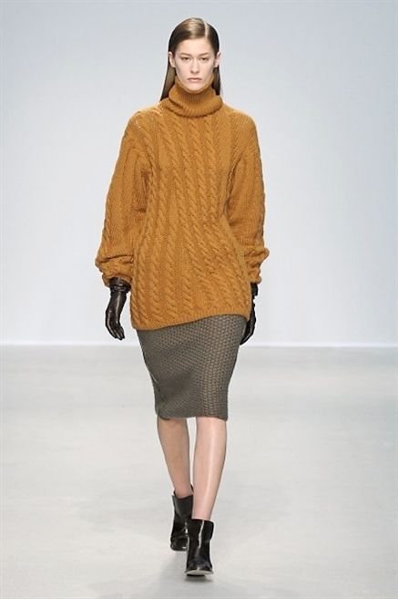 Brown, Sleeve, Human body, Shoulder, Human leg, Joint, Outerwear, Fashion show, Style, Knee, 