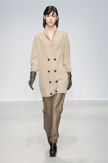 Sleeve, Shoulder, Joint, Outerwear, Fashion show, Style, Runway, Fashion model, Waist, Knee, 