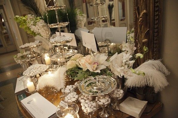Tablecloth, Bouquet, Centrepiece, Interior design, Floristry, Cut flowers, Stemware, Table, Interior design, Tableware, 