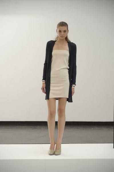 Clothing, Sleeve, Human body, Human leg, Shoulder, Joint, Outerwear, Standing, Fashion show, Style, 