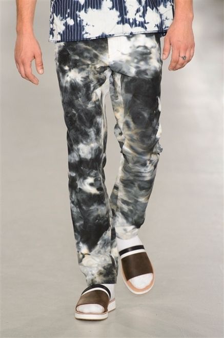 Camouflage, Military camouflage, Human leg, Joint, Style, Pattern, Cargo pants, Fashion, Knee, Fashion design, 