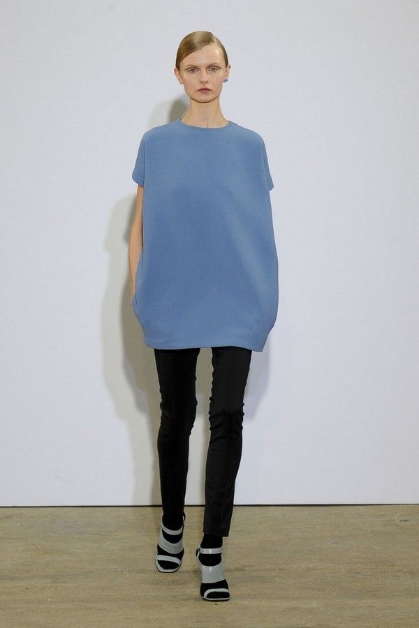Clothing, Sleeve, Shoulder, Joint, Standing, Style, Knee, Neck, Electric blue, Street fashion, 
