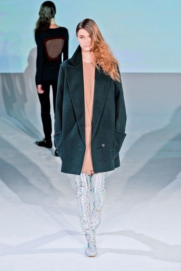 Human, Sleeve, Human body, Fashion show, Shoulder, Textile, Winter, Joint, Outerwear, Standing, 
