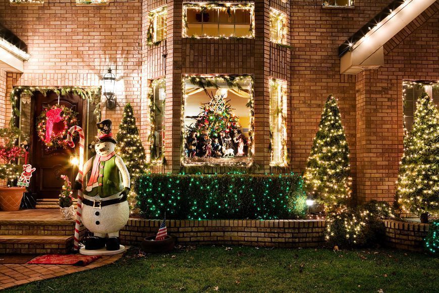 Lighting, Christmas decoration, Holiday, Interior design, Christmas tree, Flowerpot, Christmas, Tradition, Christmas eve, Christmas lights, 