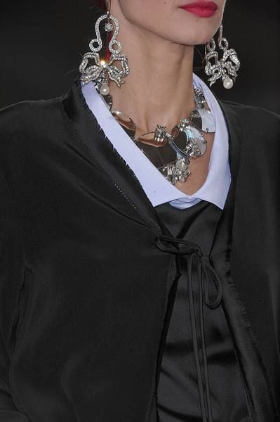 Clothing, Sleeve, Collar, Jewellery, Style, Body jewelry, Fashion accessory, Fashion, Neck, Black, 