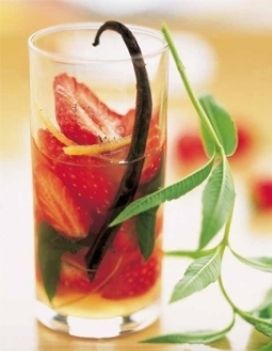 Liquid, Ingredient, Red, Fluid, Produce, Cocktail, Carmine, Drink, Natural foods, Fruit, 