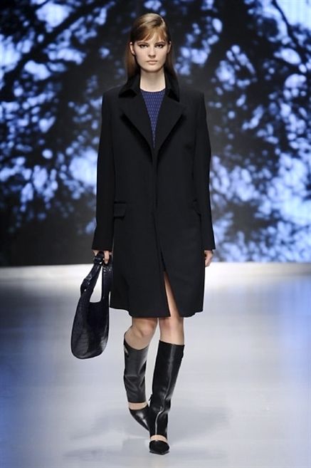Clothing, Sleeve, Collar, Shoulder, Coat, Joint, Outerwear, Winter, Fashion model, Fashion show, 