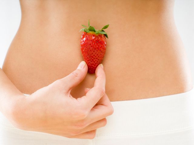 Finger, Skin, Fruit, Joint, Natural foods, Strawberry, Produce, Strawberries, Nail, Accessory fruit, 