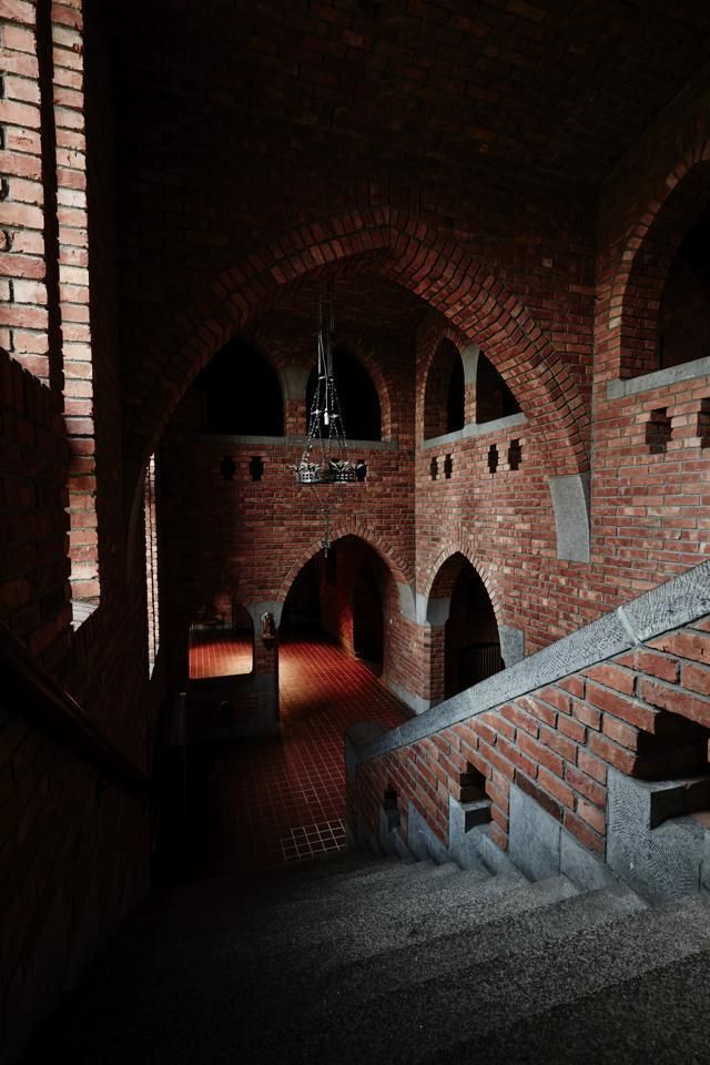 Brick, Architecture, Arch, Stairs, Brickwork, Arcade, History, Medieval architecture, Historic site, Building material, 