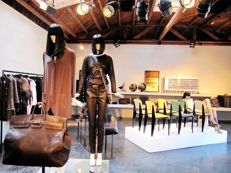 Lighting, Ceiling, Bag, Light fixture, Mannequin, Fashion, Luggage and bags, Retail, Leather, Shoulder bag, 