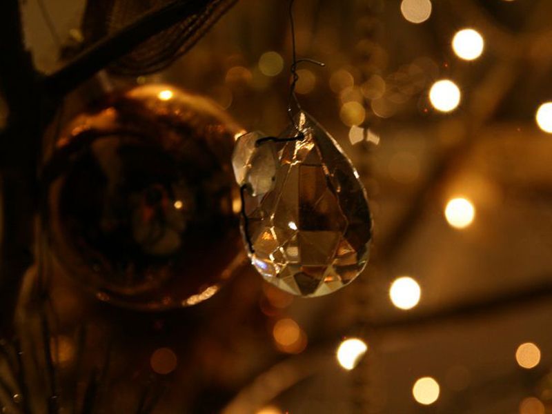 Amber, Light, Glass, Reflection, Transparent material, Macro photography, Close-up, Sphere, Ornament, Christmas decoration, 