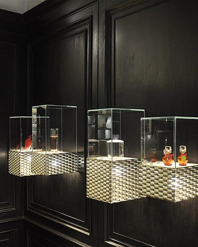 Glass, Transparent material, Iron, Building material, Display case, Transparency, Steel, Cage, Pet supply, 