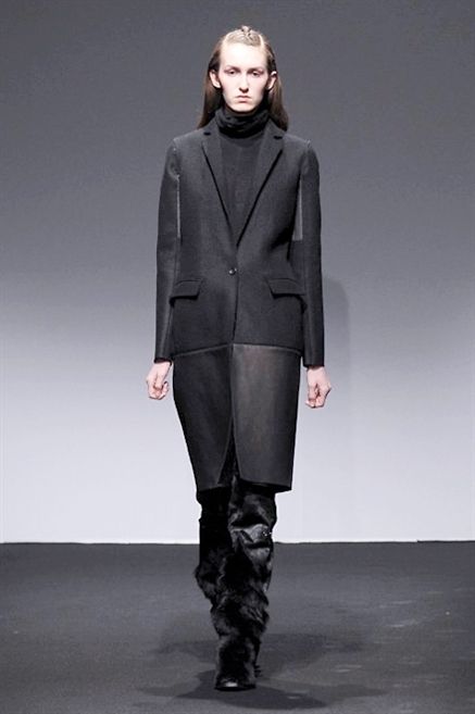 Clothing, Human, Sleeve, Human body, Fashion show, Joint, Outerwear, Style, Runway, Collar, 