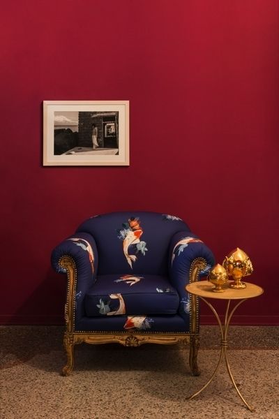 Room, Furniture, Coffee table, Living room, End table, Carpet, Picture frame, Still life photography, Club chair, Velvet, 