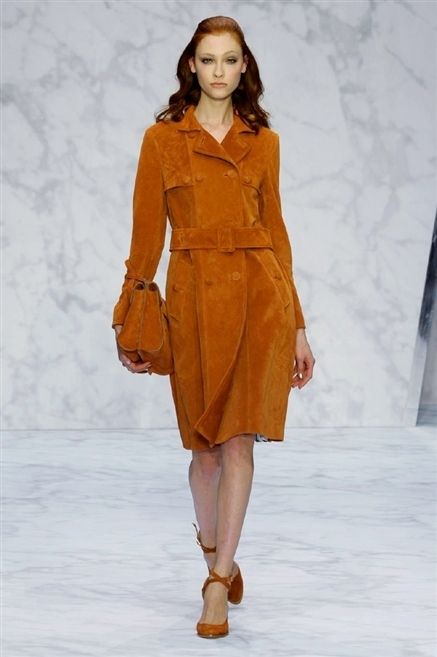 Brown, Sleeve, Shoulder, Fashion show, Joint, Bag, Style, Fashion model, Runway, Amber, 