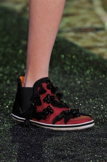 Footwear, Human leg, Red, Carmine, Black, Athletic shoe, Calf, Close-up, Walking shoe, Ankle, 