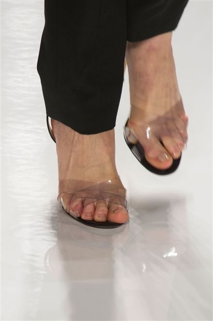 Toe, Human leg, Joint, Nail, Foot, Wrist, Barefoot, Fashion, Beige, Photography, 