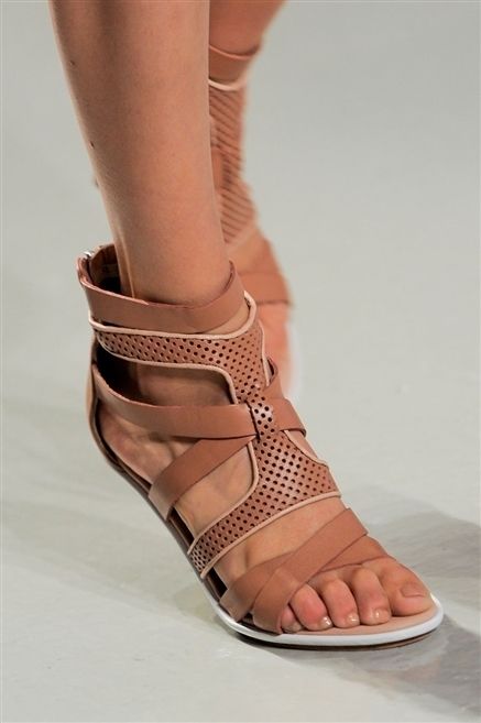Brown, Toe, Skin, Human leg, Joint, Pink, Sandal, Foot, Nail, Tan, 