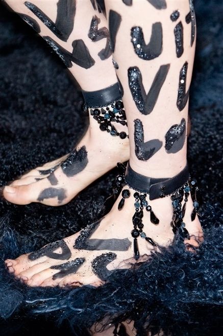 Style, Wrist, Pattern, Tattoo, Body jewelry, Ankle, Foot, Henna, Mehndi, Toe, 