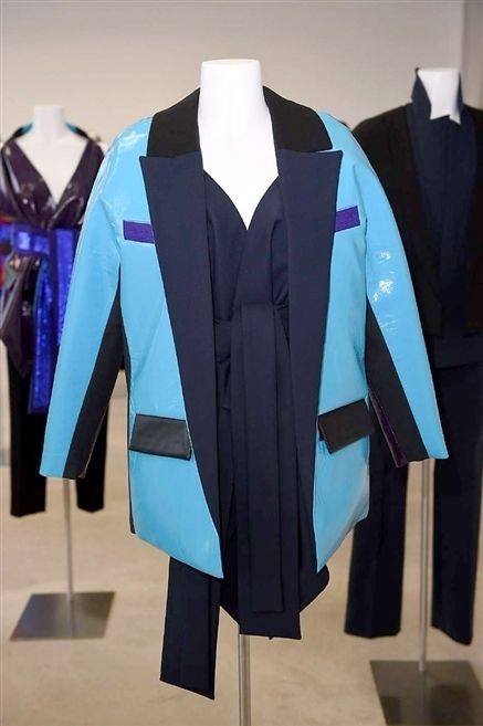 Clothing, Collar, Dress shirt, Sleeve, Coat, Outerwear, Formal wear, Electric blue, Uniform, Blazer, 