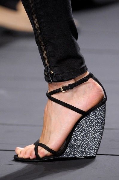 Human leg, High heels, Joint, Sandal, Style, Foot, Fashion, Black, Toe, Leather, 