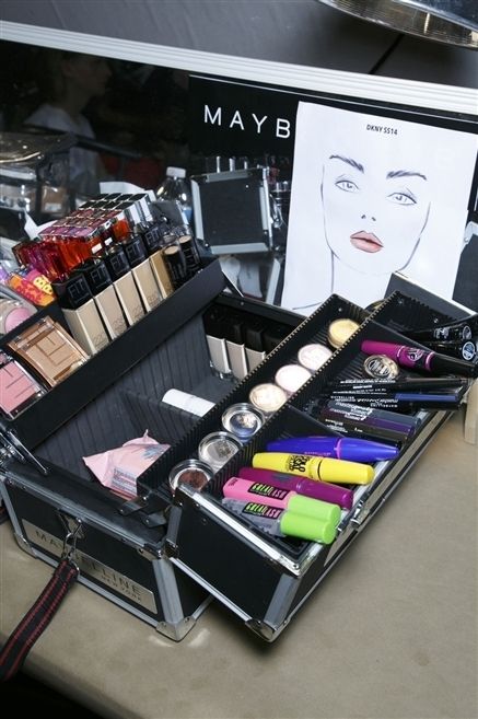 Eye shadow, Eyelash, Pink, Cosmetics, Brush, Lipstick, Paint, Eye liner, Makeover, Musical instrument accessory, 