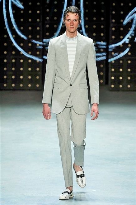 Sleeve, Trousers, Fashion show, Coat, Shoulder, Shirt, Joint, Outerwear, Collar, Formal wear, 