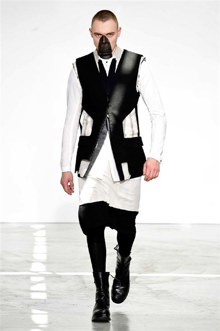 Clothing, Sleeve, Human body, Collar, Shoulder, Textile, Joint, Outerwear, Winter, Fashion show, 