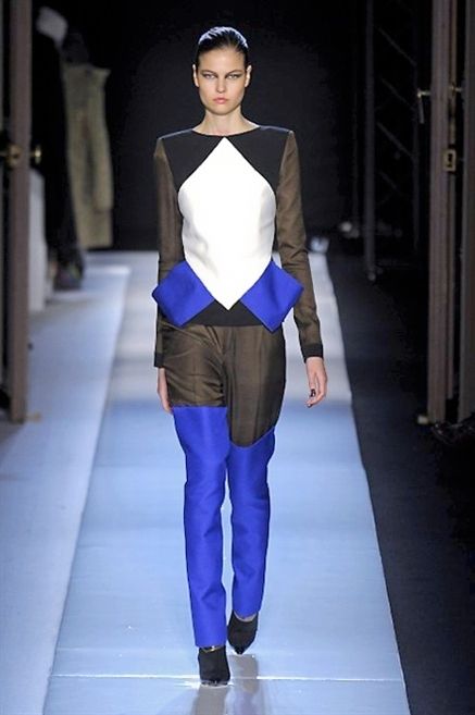 Leg, Blue, Sleeve, Shoulder, Textile, Human leg, Joint, Standing, Outerwear, Fashion show, 